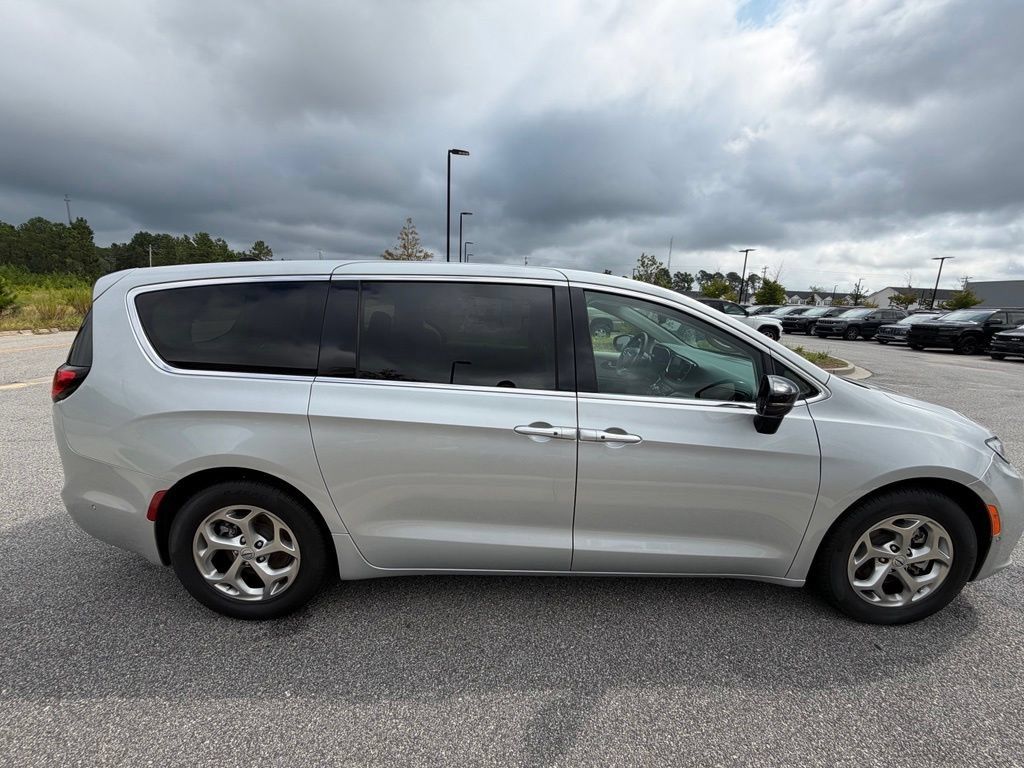 Used 2024 Chrysler Pacifica Limited FWD image 23