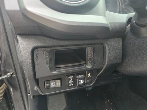 Used 2017 Toyota Tacoma TRD Off-Road image 9