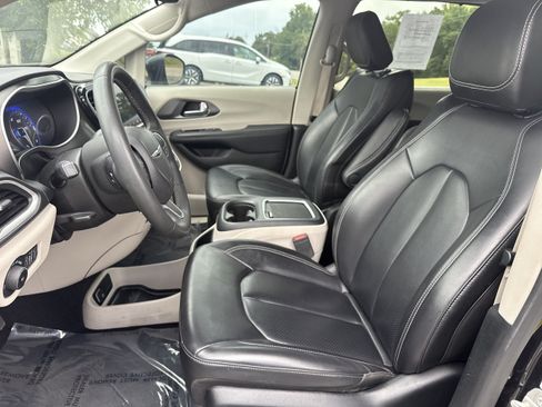 Used 2023 Chrysler Pacifica Touring-L FWD image 3