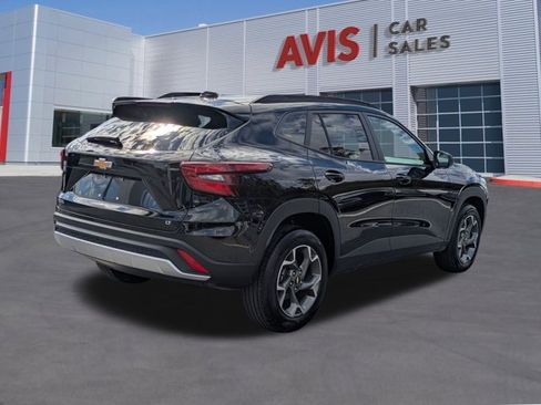 Used 2025 Chevrolet Trax LT w/ LT Convenience Package image 6