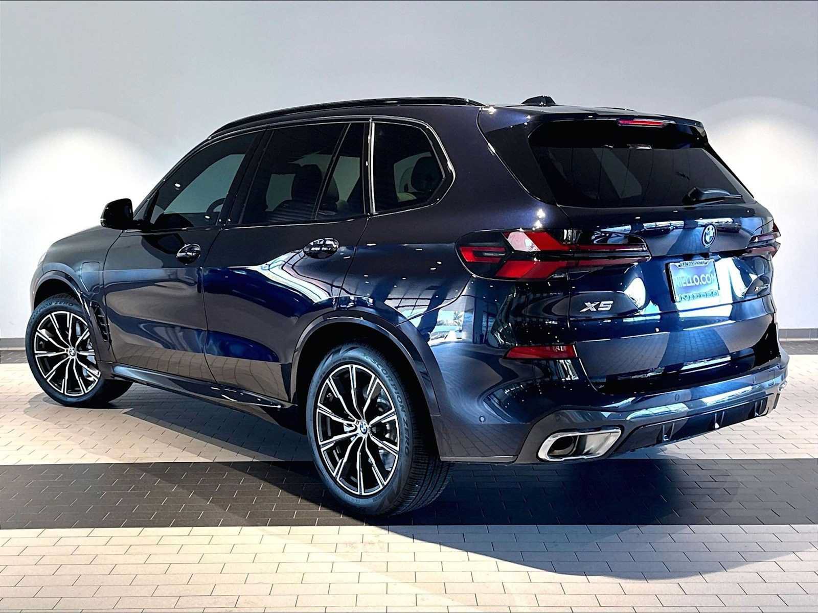 Used 2026 BMW X5 xDrive50e w/ M Sport Package AWD/4WD image 3