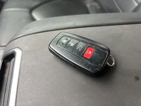 Used 2021 Toyota Highlander XLE image 18