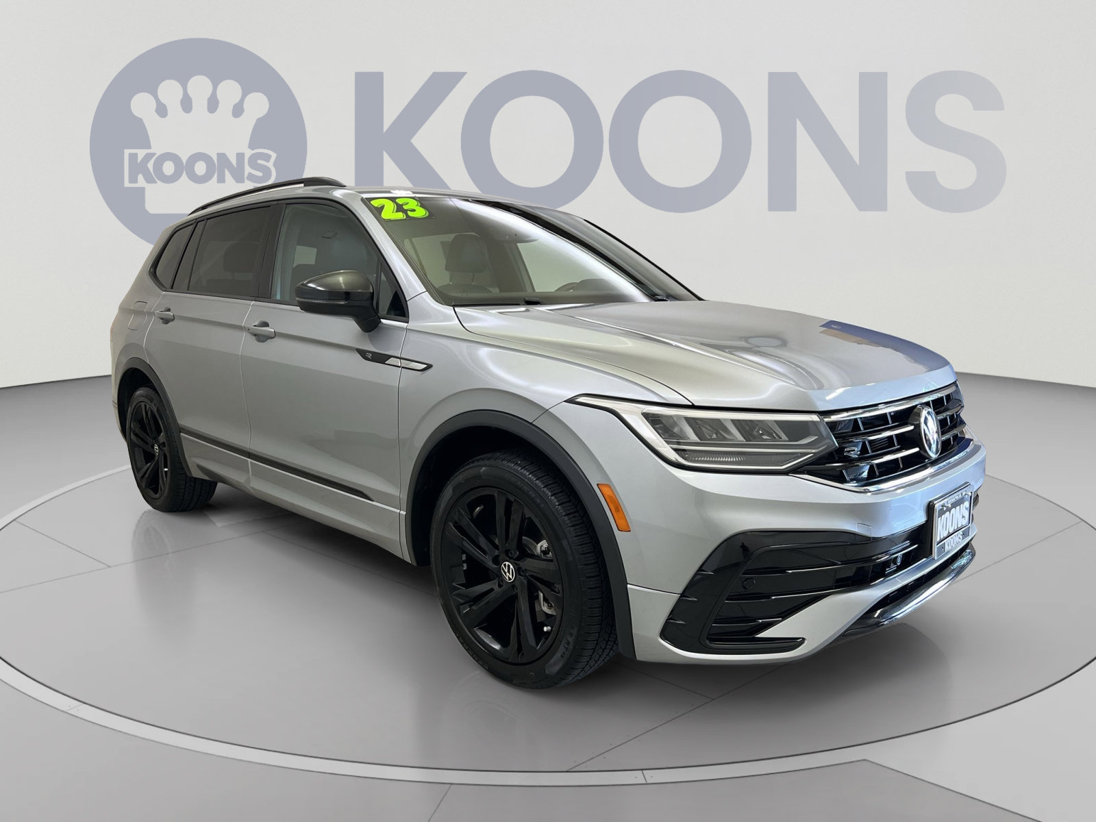 Used 2023 Volkswagen Tiguan SE R-Line FWD image 2