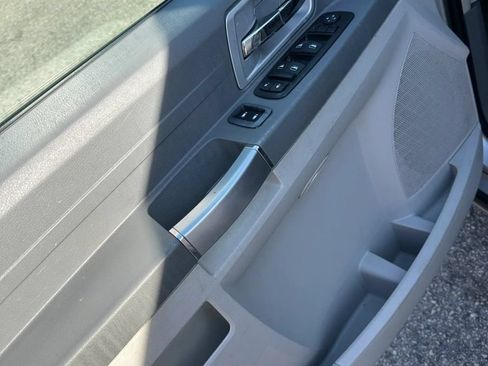 Used 2008 Chrysler Town & Country Touring FWD image 9
