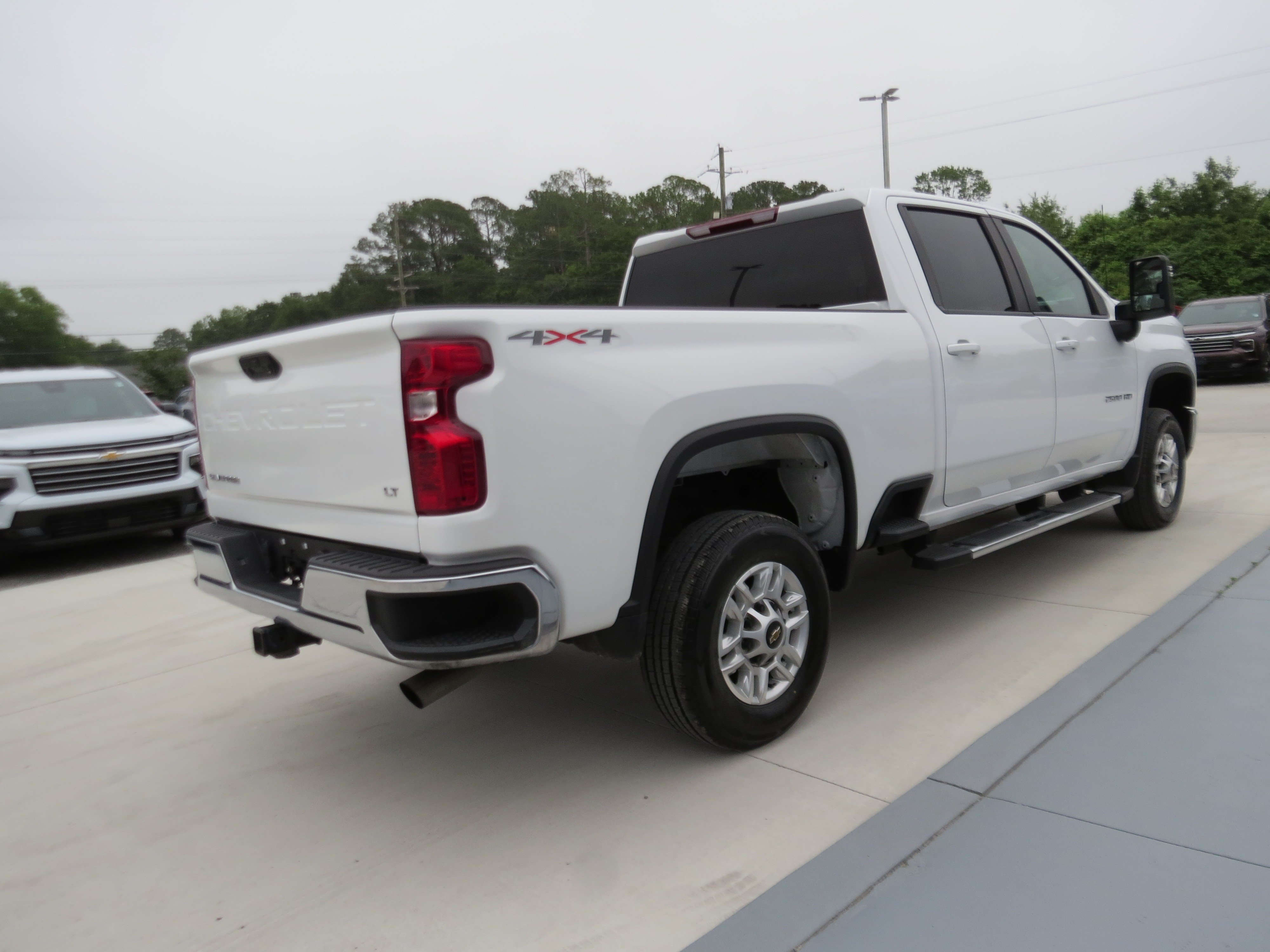 Used 2025 Chevrolet Silverado 2500 LT w/ Convenience Package AWD/4WD image 5