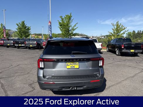 Used 2025 Ford Explorer Active AWD/4WD image 8