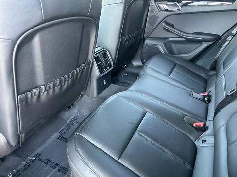 Certified 2025 Porsche Macan AWD/4WD image 13