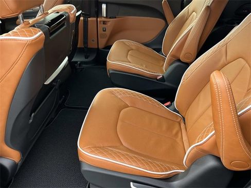 New 2026 Chrysler Pacifica Pinnacle image 17