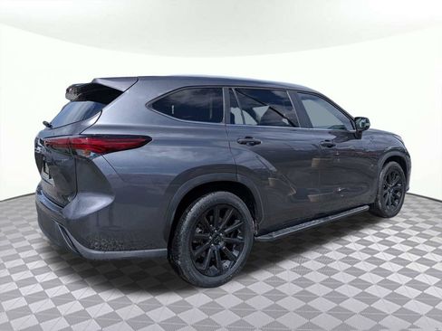 Used 2023 Toyota Highlander XLE FWD image 3
