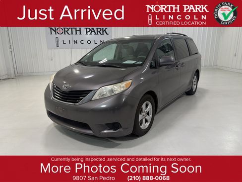 Used 2012 Toyota Sienna LE FWD image 1