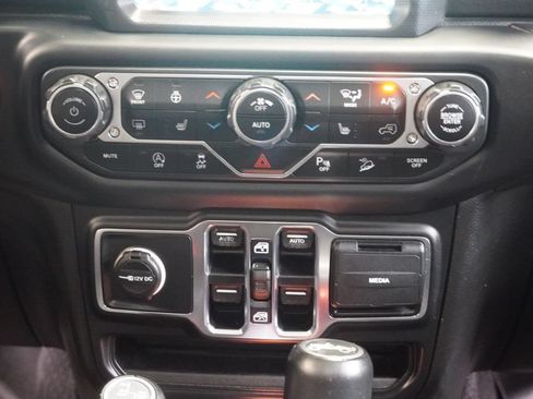 Used 2018 Jeep Wrangler Unlimited Sahara AWD/4WD image 20