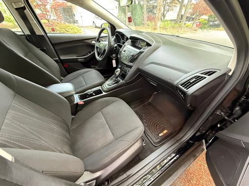 Used 2018 Ford Focus SE w/ Cold Weather Package FWD image 9