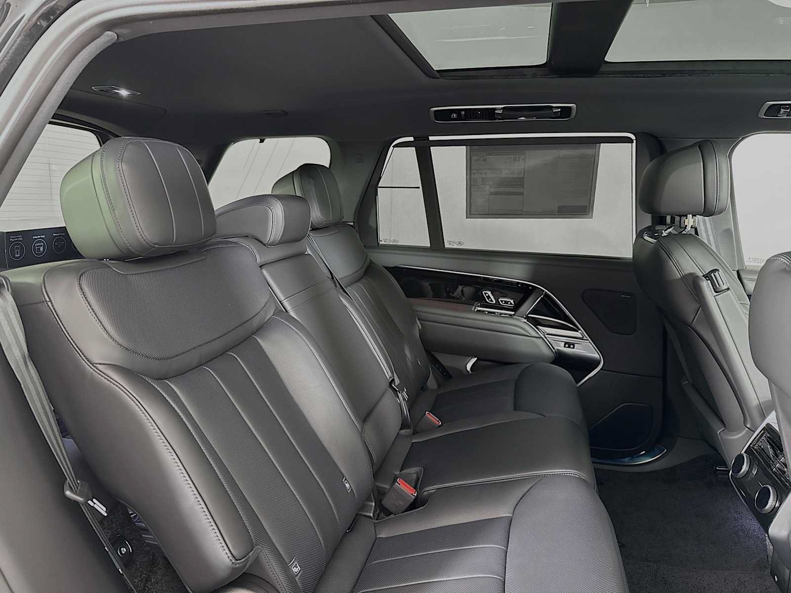 New 2026 Land Rover Range Rover Long Wheelbase SE AWD/4WD image 28