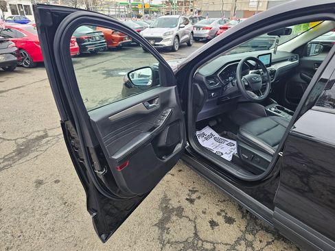 Used 2022 Ford Escape SEL image 9