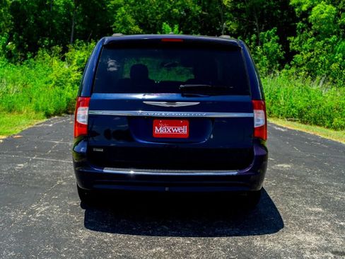 Used 2015 Chrysler Town & Country Touring FWD image 8