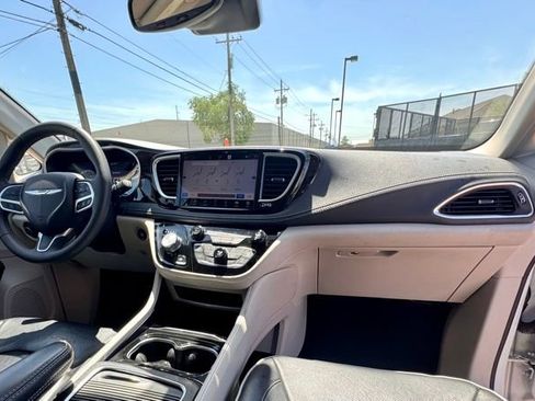 Used 2023 Chrysler Pacifica Limited FWD image 14