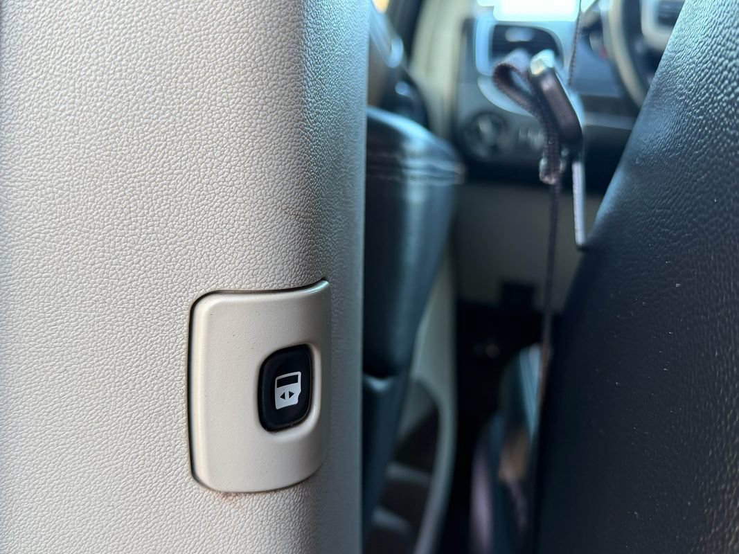 Used 2014 Chrysler Town & Country Touring FWD image 19