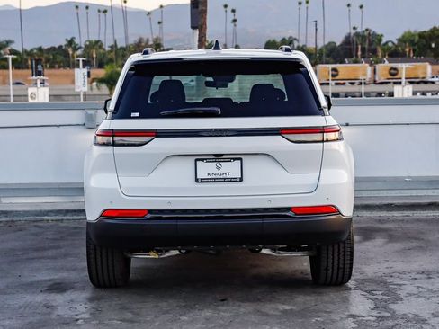New 2025 Jeep Grand Cherokee Altitude image 8