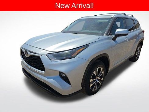 Used 2022 Toyota Highlander XLE AWD/4WD image 1