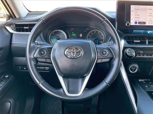 Used 2023 Toyota Venza LE image 16