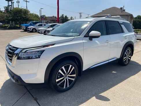 Used 2024 Nissan Pathfinder Platinum w/ Cargo Package AWD/4WD image 2