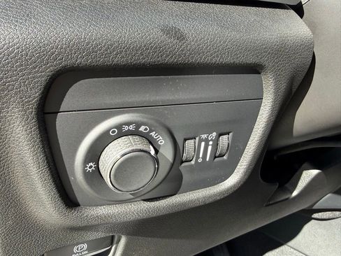 New 2025 Jeep Grand Cherokee Altitude image 16