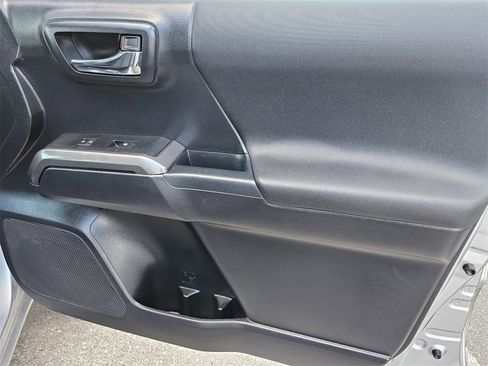 Used 2018 Toyota Tacoma TRD Sport image 32