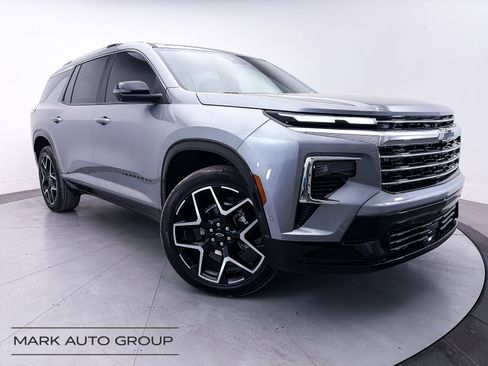 Used 2025 Chevrolet Traverse High Country FWD image 1