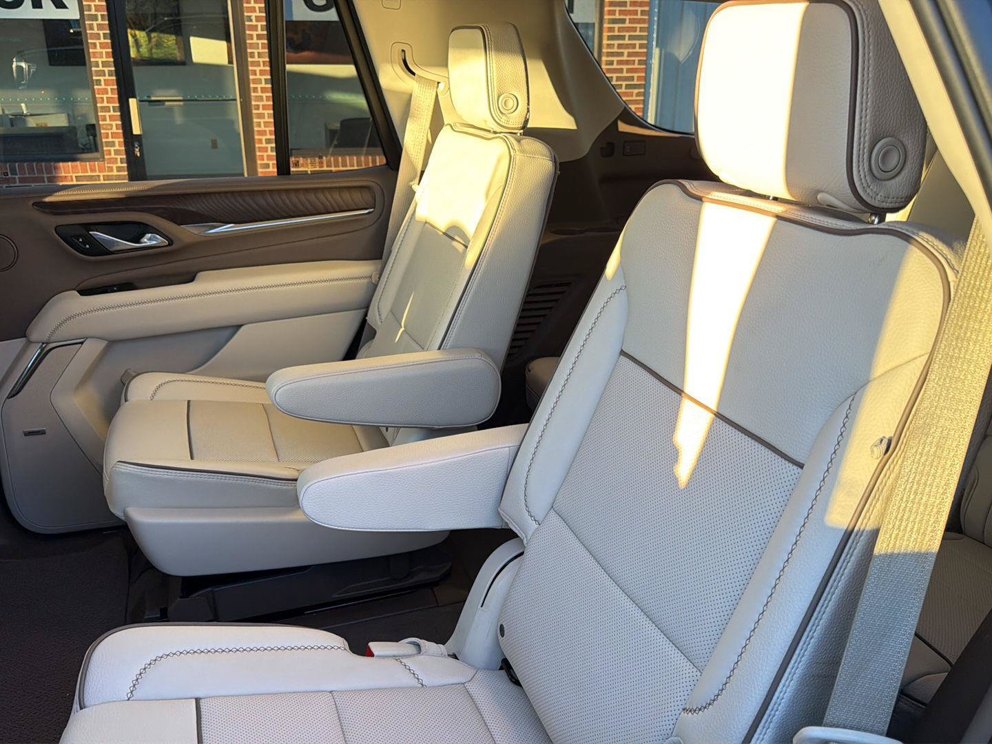 Used 2023 GMC Yukon Denali AWD/4WD image 3