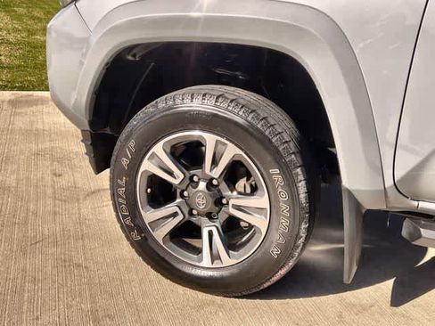 Used 2019 Toyota Tacoma TRD Sport w/ Technology Package image 9