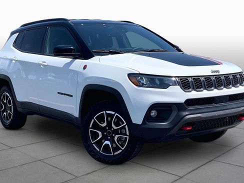 Used 2025 Jeep Compass Trailhawk AWD/4WD image 3
