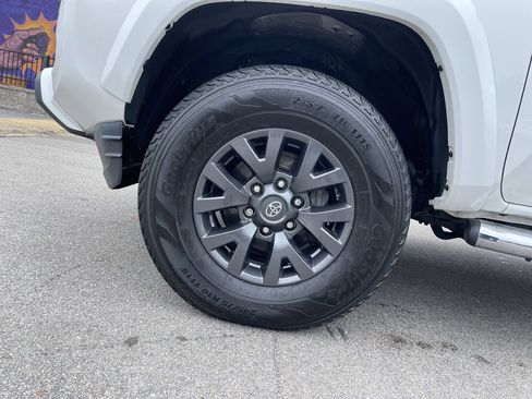 Certified 2023 Toyota Tacoma SR5 AWD/4WD image 9