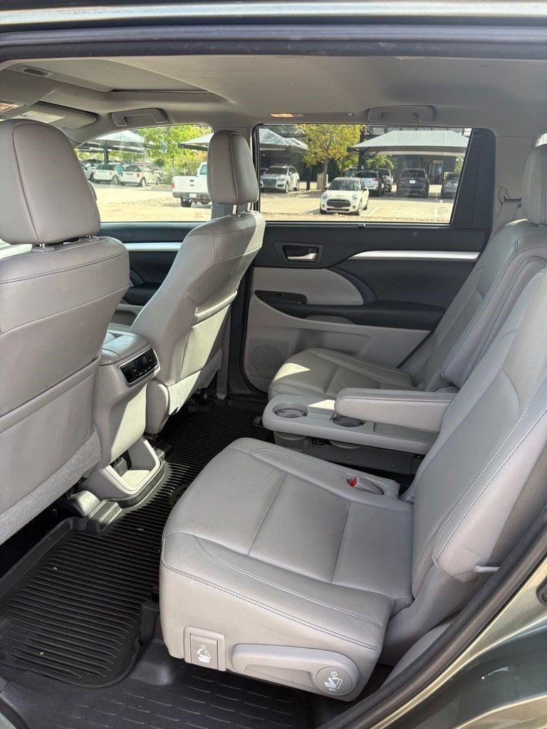 Used 2017 Toyota Highlander XLE AWD/4WD image 13