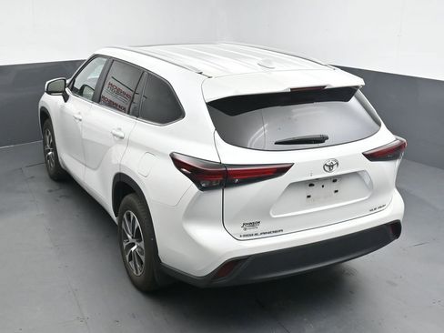 Used 2024 Toyota Highlander XLE AWD/4WD image 14