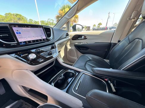 Certified 2024 Chrysler Pacifica Limited FWD image 26