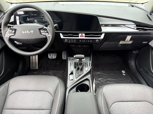 New 2025 Kia Niro SX Touring image 2