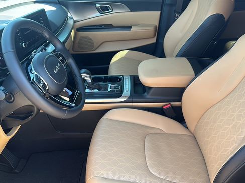 Used 2024 Kia Carnival LX image 13