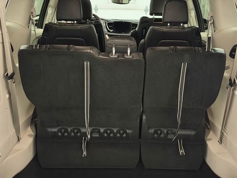 Used 2022 Chrysler Pacifica Touring-L w/ Uconnect Theater Family Group image 31