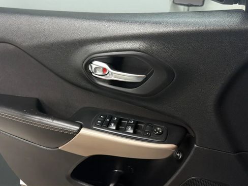Used 2017 Jeep Cherokee Latitude w/ Comfort & Sound Group FWD image 16