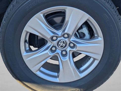 Used 2022 Toyota RAV4 XLE w/ Convenience Package FWD image 14