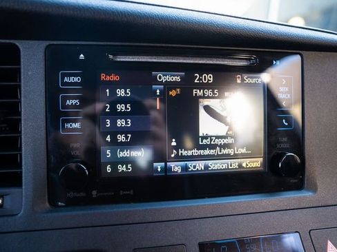 Used 2016 Toyota Sienna SE image 24