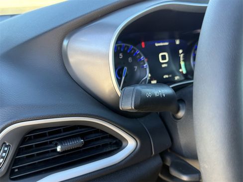 Used 2025 Chrysler Pacifica Select image 21