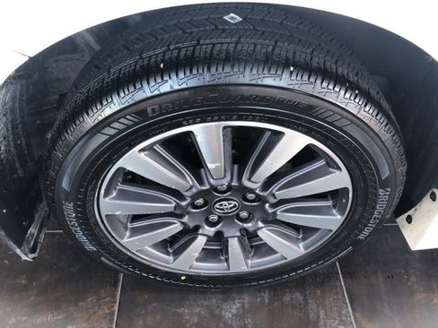 Used 2019 Toyota Sienna XLE image 6