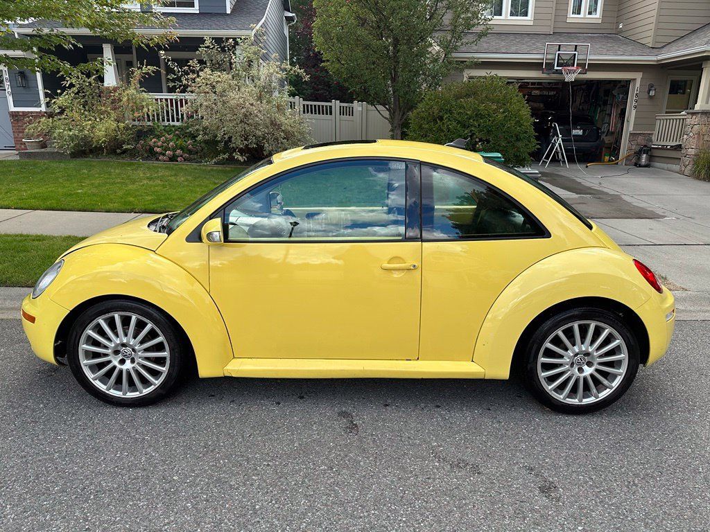 Used 2010 Volkswagen Beetle Coupe FWD image 3