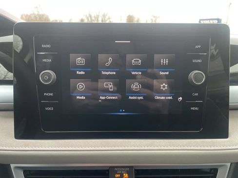 Certified 2025 Volkswagen Taos SE w/ Panoramic Sunroof Package image 15