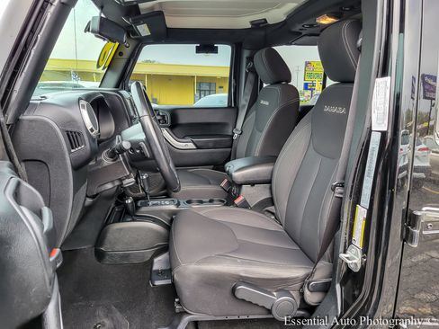 Used 2018 Jeep Wrangler Unlimited Sahara AWD/4WD image 7