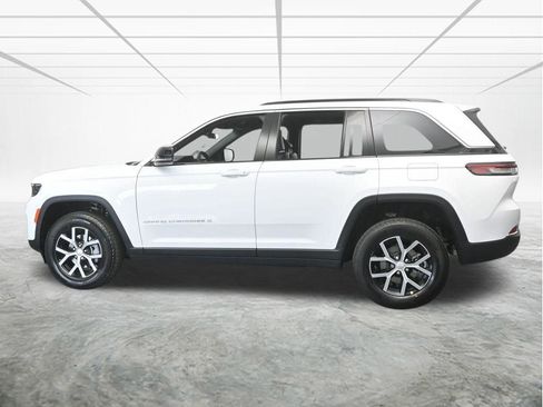 Used 2025 Jeep Grand Cherokee Limited image 3