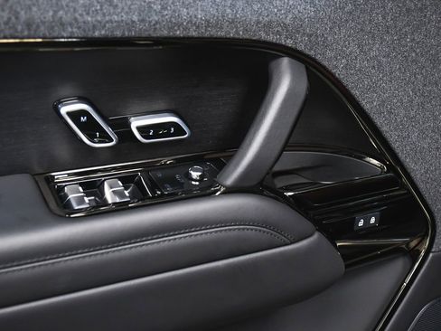 Used 2025 Land Rover Range Rover Sport Autobiography AWD/4WD image 9