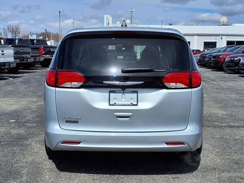 Used 2023 Chrysler Voyager LX image 7
