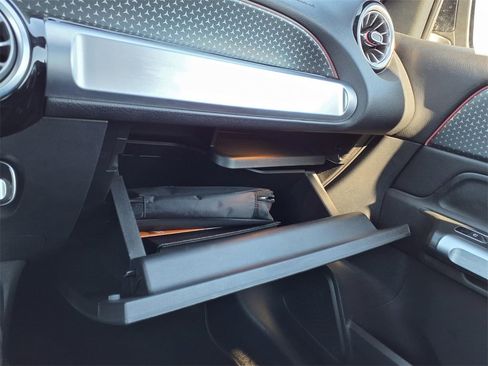 Used 2025 Mercedes-Benz GLB 250 image 36